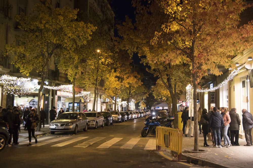 Manresa s'il·lumina per Nadal amb el principal carrer comercial a clapes