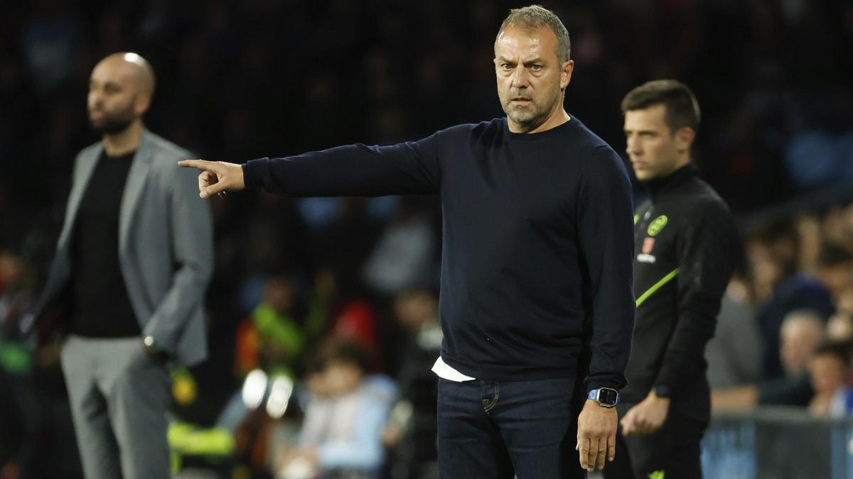 Hansi Flick da instrucciones a sus jugadores ante Claudio Giráldez, el técnico del Celta, en Balaídos.