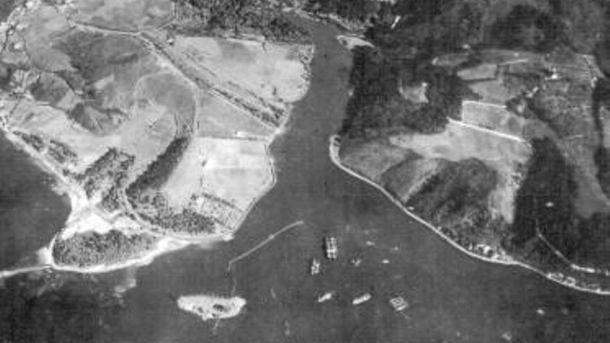 Imagen aérea de la dársena tomada en 1934, con la isla de San Balandrán en el centro. A la derecha, la estación de tren de Avilés con el agua a un paso.