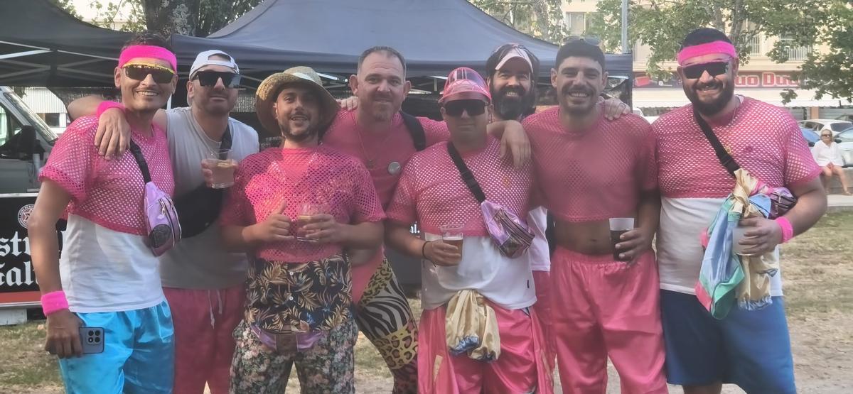 Uno de los grupos de amigos que estaban por la tarde en el evento.