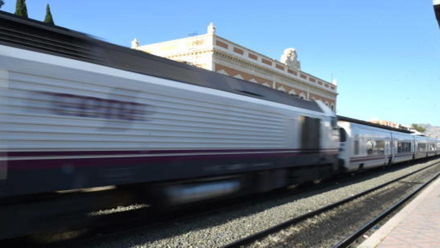 Un tren, a su paso por la Estación del Carmen.