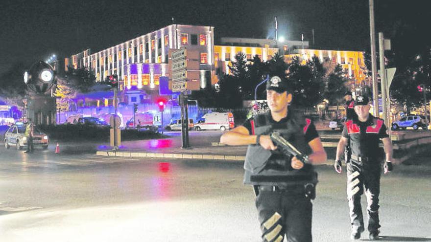 Agents de policia envolten un edifici militar d&#039;Ankara, la capital turca