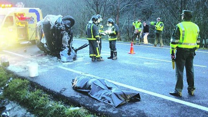 El cuerpo sin vida de Luis Antonio Martínez Piñera, con la furgoneta accidentada detrás.