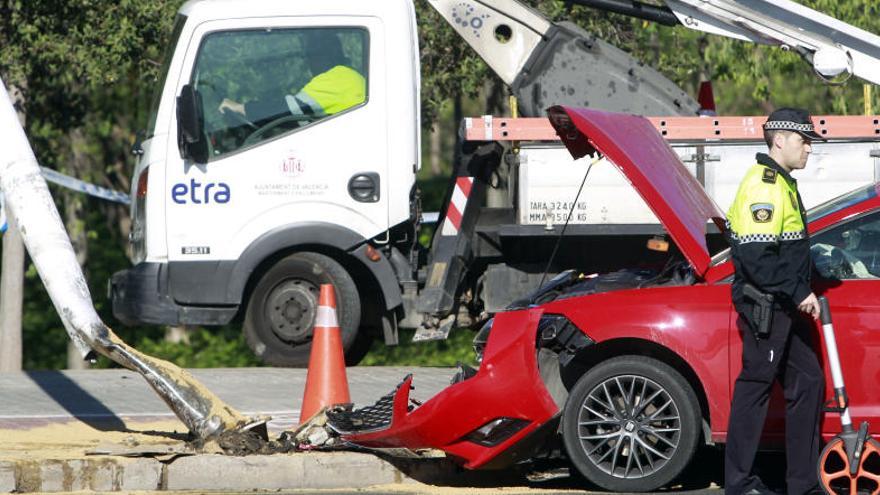 Un coche se empotra contra una farola.