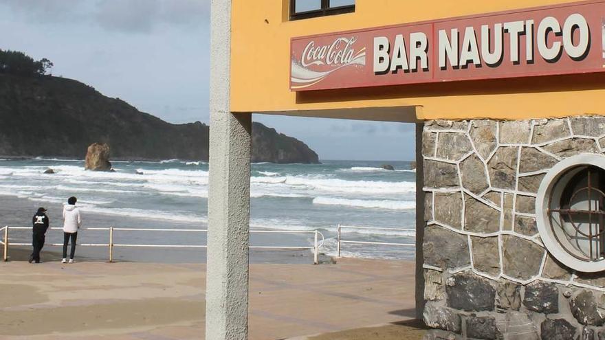 El bar de la playa de Aguilar, cerrado.