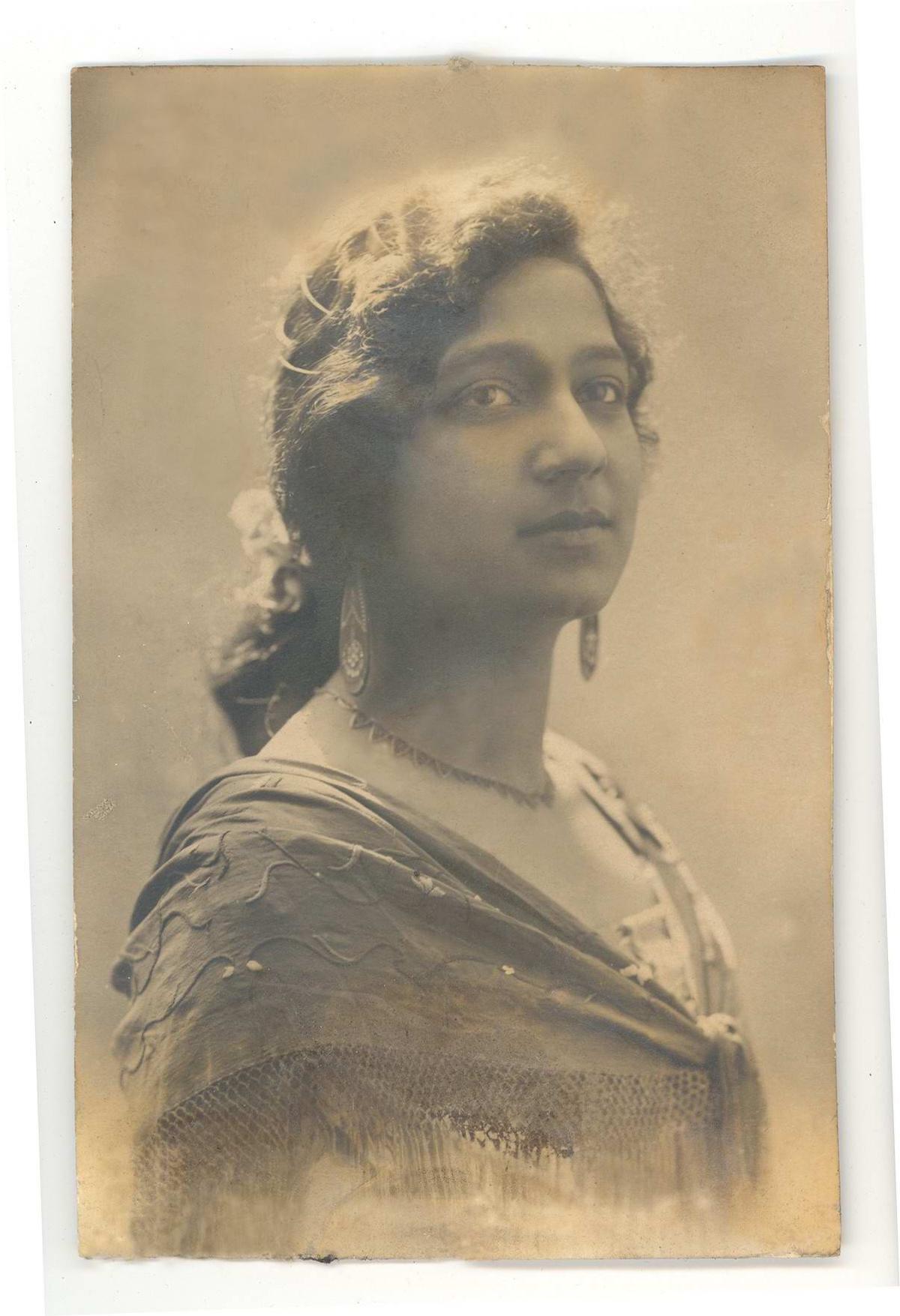 Fotografía de la bailaora Custodia Romero.