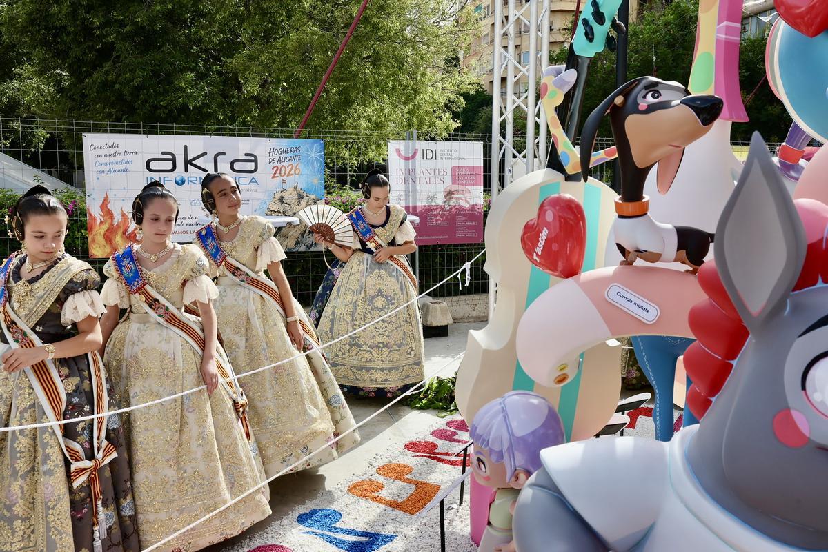 Carmen, Marta y la corte infantil visitan la hoguera Seneca-Autobusos