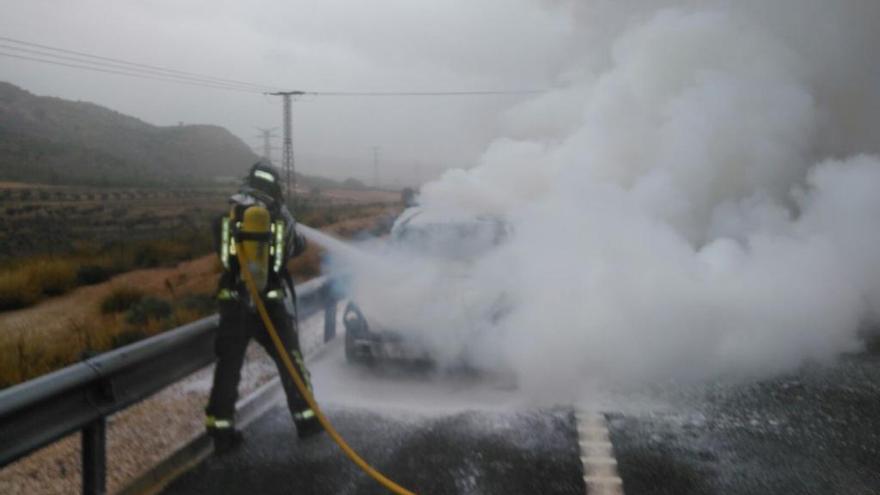 Vehículo incendiado en la A-33