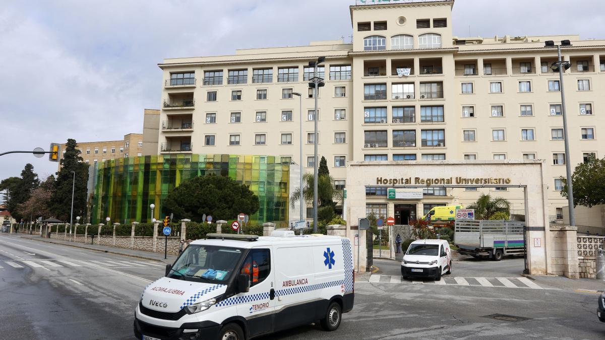 Una ambulancia saliendo del Hospital Regional de Málaga.