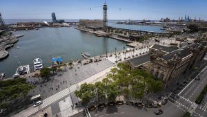 Barcelona 14/05/2026 Reportaje sobre la reconversión de los espacios del Port Vell Moll de la Fusta, En la foto, vistas desde el Mirador de Colón de los Muelles del Portal de la Pau , donde atracan las Golondrinas y el Moll de Barcelona a la derecha , zona que se transformará para dar continuidad a las Ramblas Fotografía de Ferran Nadeu