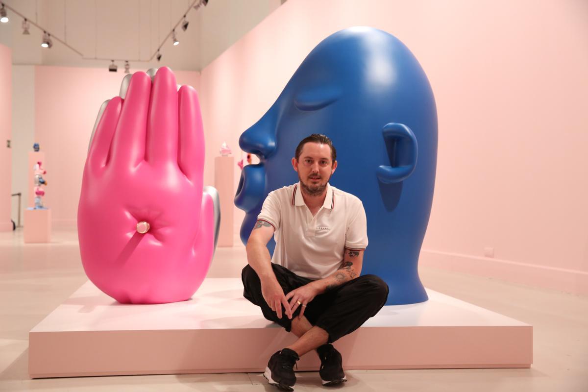 Mark Whalen, junto a su exposición ‘I Am Just Here’, en el CAC Málaga.