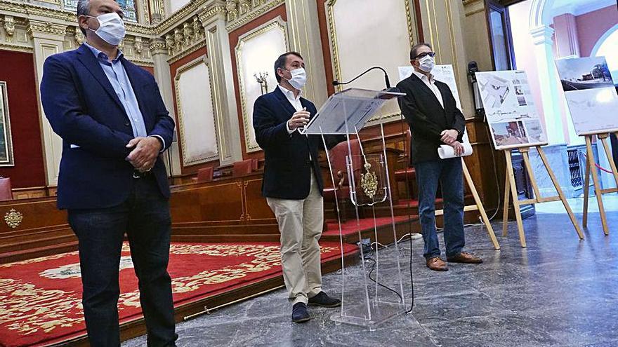 El Salón de Plenos del Ayuntamiento acogió ayer la presentación del proyecto ganador del concurso de ideas para recuperar la Torre de San Andrés. Participaron el alcalde, José Manuel Bermúdez, el edil de Obras, Dámaso Arteaga, y el arquitecto municipal Elías Medina. | E.R.