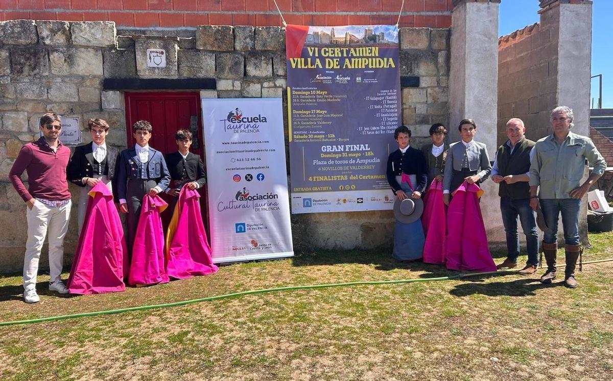 Los participantes y el ganadero posan en la ganadería «Valderrey», en Cuelgamures. | C. T.