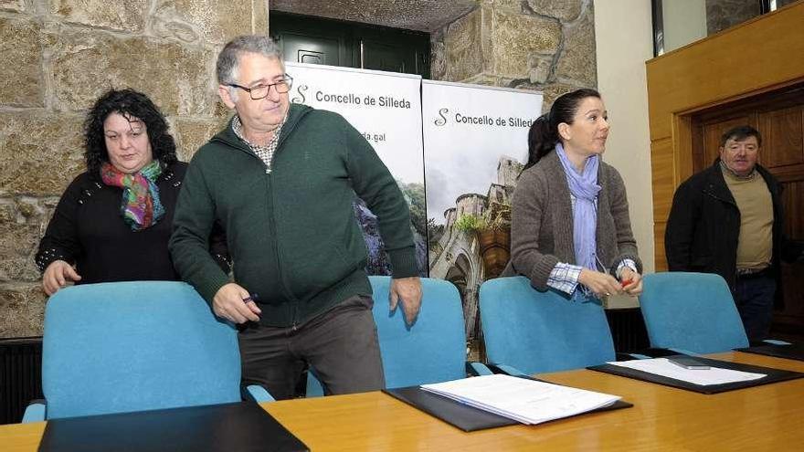 Manuel Cuíña compareció junto a Pilar Peón, Ana Luisa González y Manuel iglesias. // Bernabé/Javier Lalín