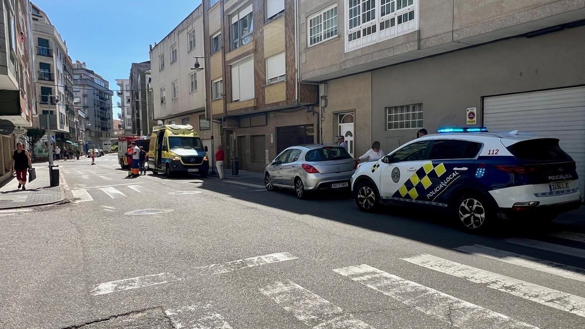 Los equipos de emergencias atendieron el accidente en la calle Baiona.