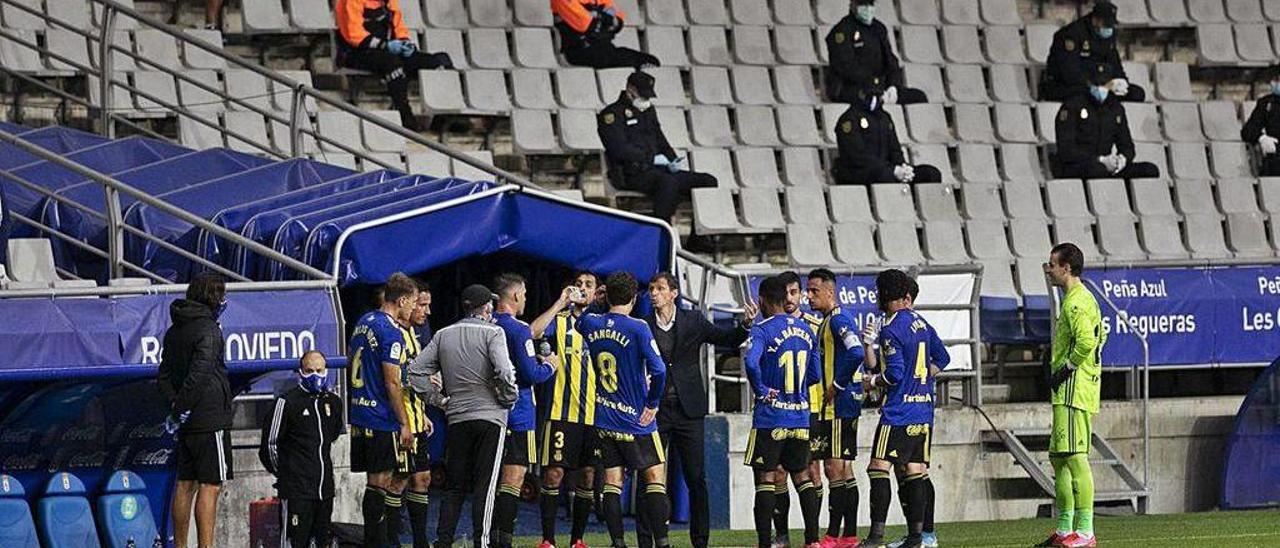 Una de las pausas de hidratación durante el partido.