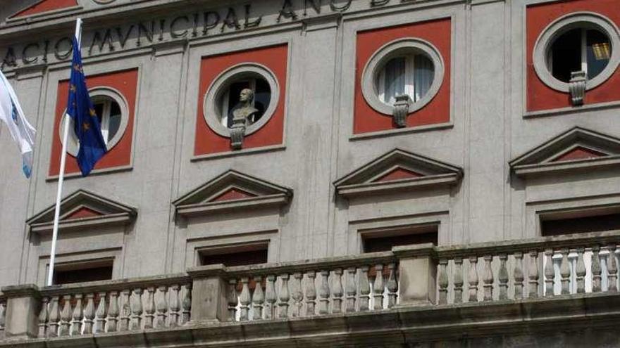 Vista del busto de Juan Carlos en el segundo pedestal.