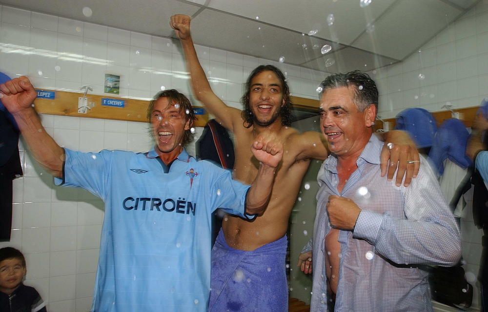 En el último partido de la temporada 2002/2003 el Celta, tras batir a la Real 3 a 2, consigue su primera clasificación para la Champions League. En la imagen, Mostovoi con el egipcio Mido y el entonces presidente, Horacio Gómez, celebran el éxito en el vestuario.