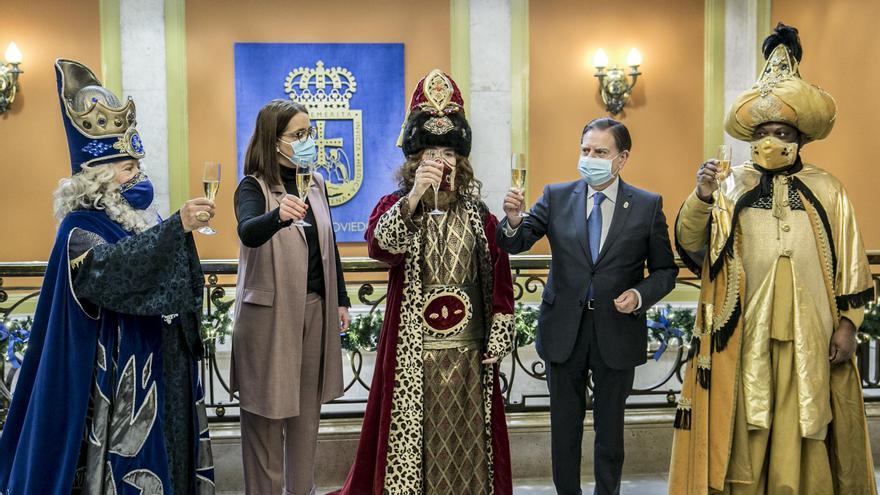 Los Reyes Magos brindan en Oviedo "por el fin de la pandemia"