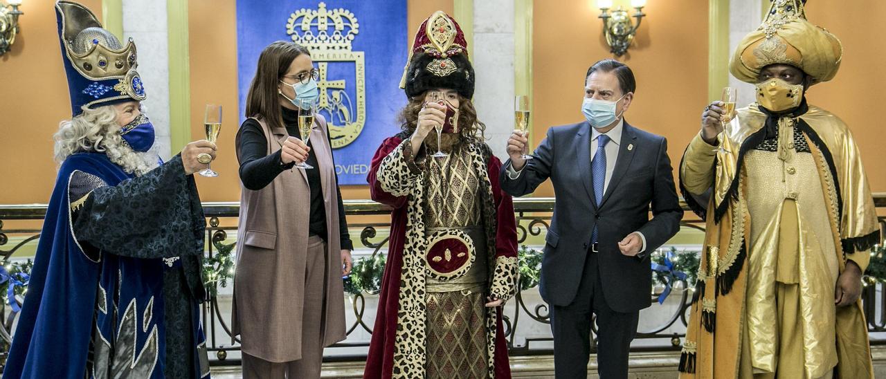 Los Reyes Magos brindan en Oviedo "por el fin de la pandemia"