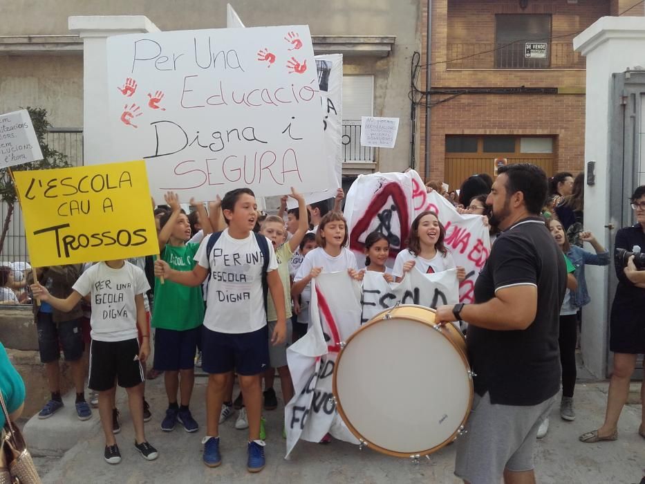 Protesta por el mal estado del colegio de la Font d'en Carròs