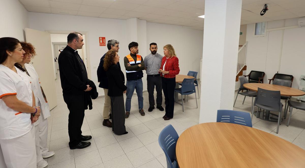 La alcaldesa, Ángeles Muñoz, ayer, en su visita al centro de atención a transeúntes de Marbella