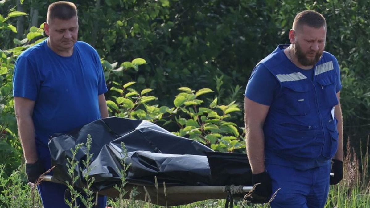 Empleats de la funerària traslladen el cos de Roman Starovoit. | SERGEI SAVOSTYANOV / DPA / EUROPA PRESS Empleats de la funerària traslladen el cos de Roman Starovoit. | SERGEI SAVOSTYANOV / DPA / EUROPA PRESS