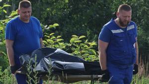 Empleats de la funerària traslladen el cos de Roman Starovoit. | SERGEI SAVOSTYANOV / DPA / EUROPA PRESS