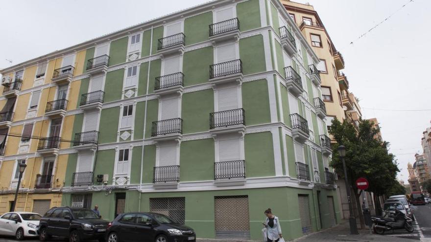 Edificio rehabilitado en la calle Quart de València.