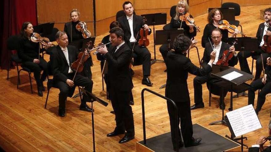 Pedro Neves, dirigiendo ayer en Vigo a la Filharmonía. // R. Grobas