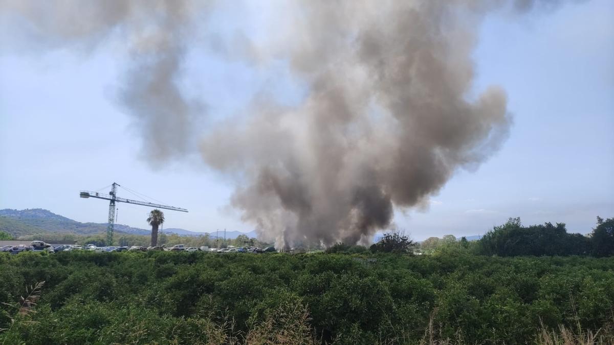 Las imágenes del incendio en el desguace de El Verger
