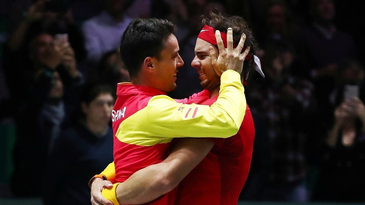 Nadal y Bautista se funden en un abrazo tras conquistar la Copa Davis.