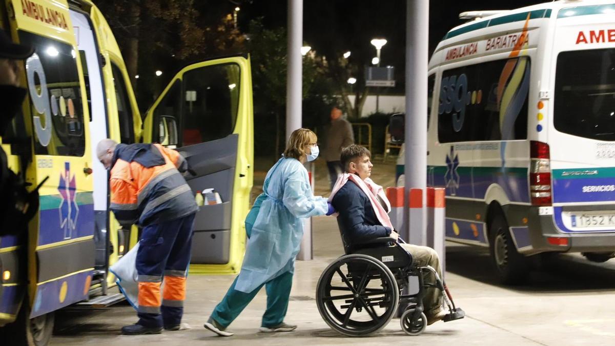 Llegada al hospital de heridos del accidente de tren en Adamuz
