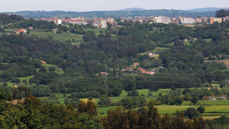 Un tendido eléctrico en las inmediaciones del núcleo urbano de Silleda. // Bernabé/Javier Lalín