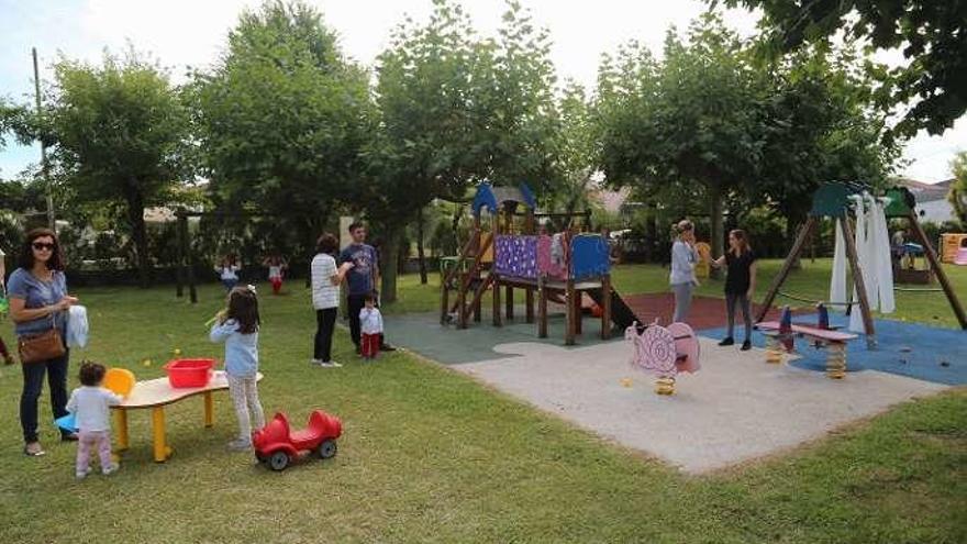 Padres y niños compartieron el parque exterior. // Muñiz