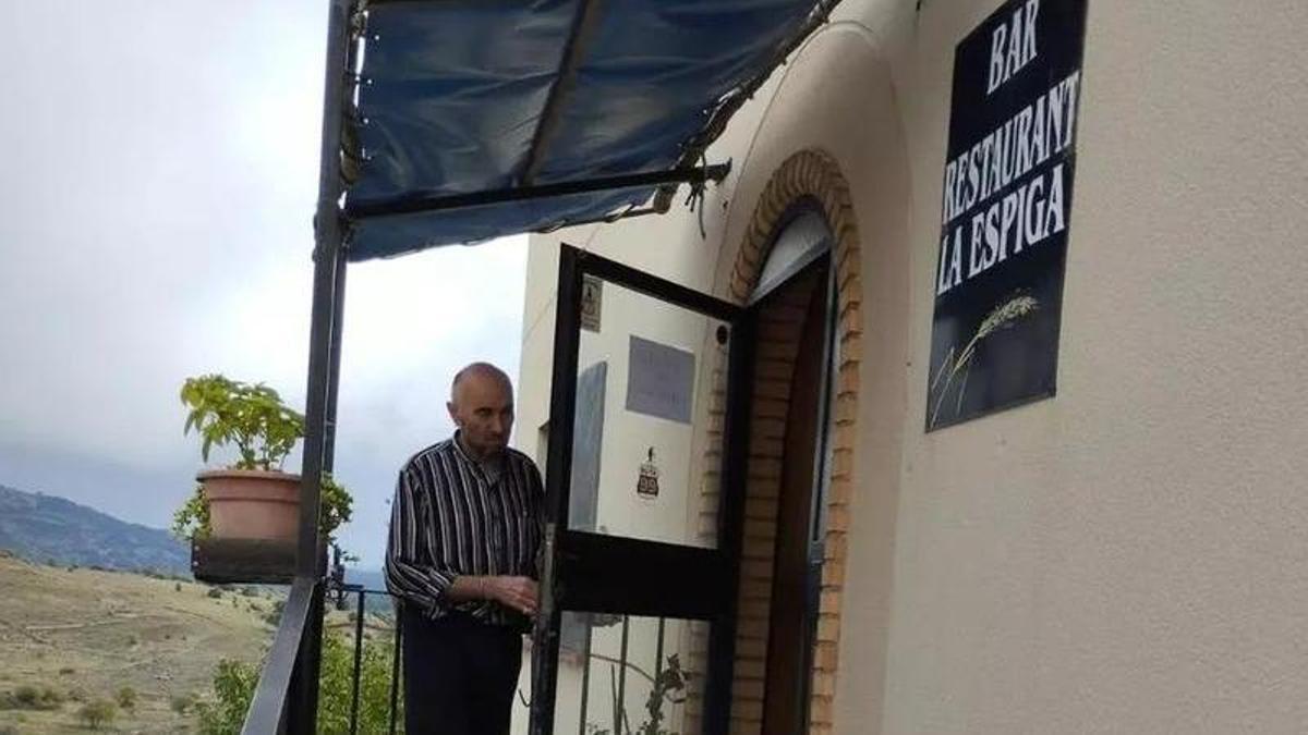 José Ramón Segura, en el local que regentaba en Castell de Cabres.