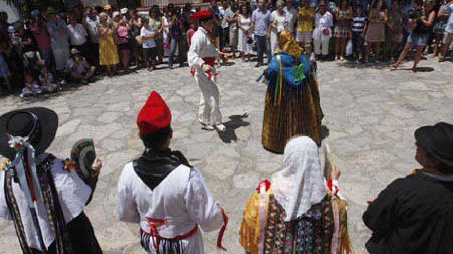 Los vecinos disfrutaron con el baile de la colla de Labritja.