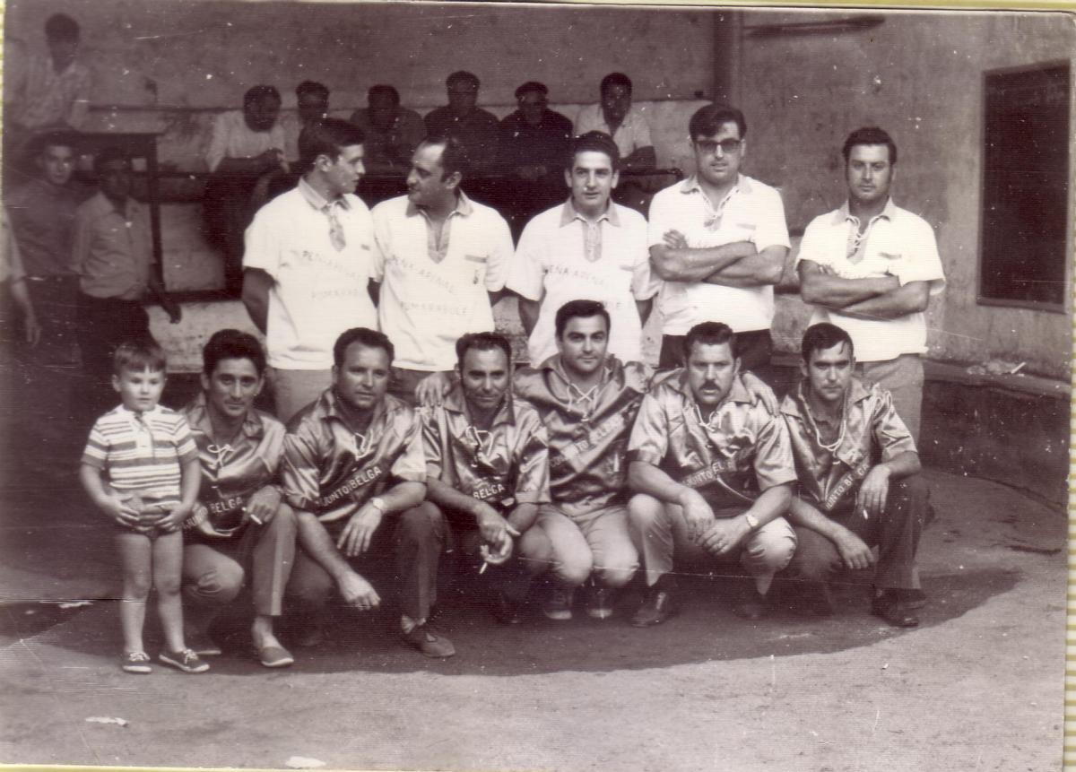 Por arriba, de izquierda a derecha, José Ramón Crespo, Desiderio Díaz, Mario Artidiello, Otilio López y Celestino R. Speroni, el quinteto de “El Arenal” en el encuentro de vuelta ante la PB Revingu (equipo asturiano de Bruselas), en Pumarabule.