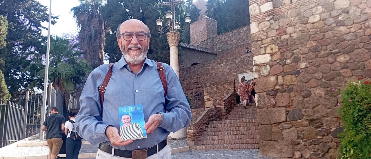 Pepe Puebla, este mes delante de la Alcazaba, con el libro sobre sus vivencias y anécdotas sobre el mundo del Turismo.