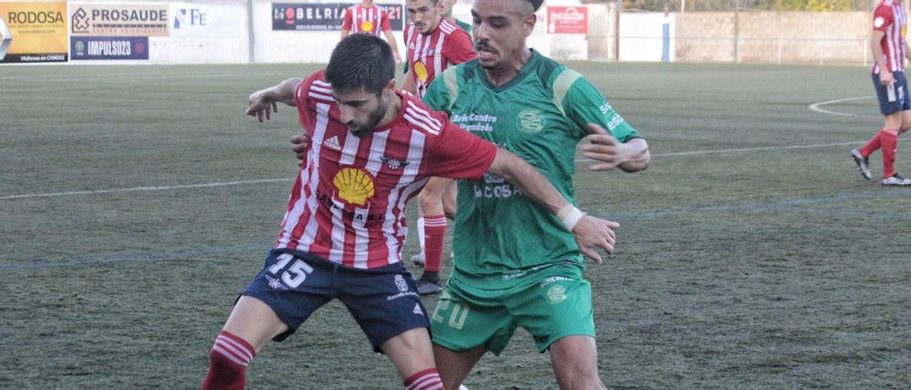 Un lance del último duelo disputado en O Morrazo, entre Alondras y Ourense CF. |  SANTOS ÁLVAREZ