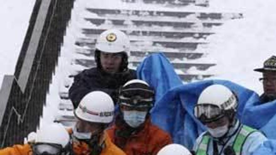 Policías y bomberos evacuan a los heridos en Japón.