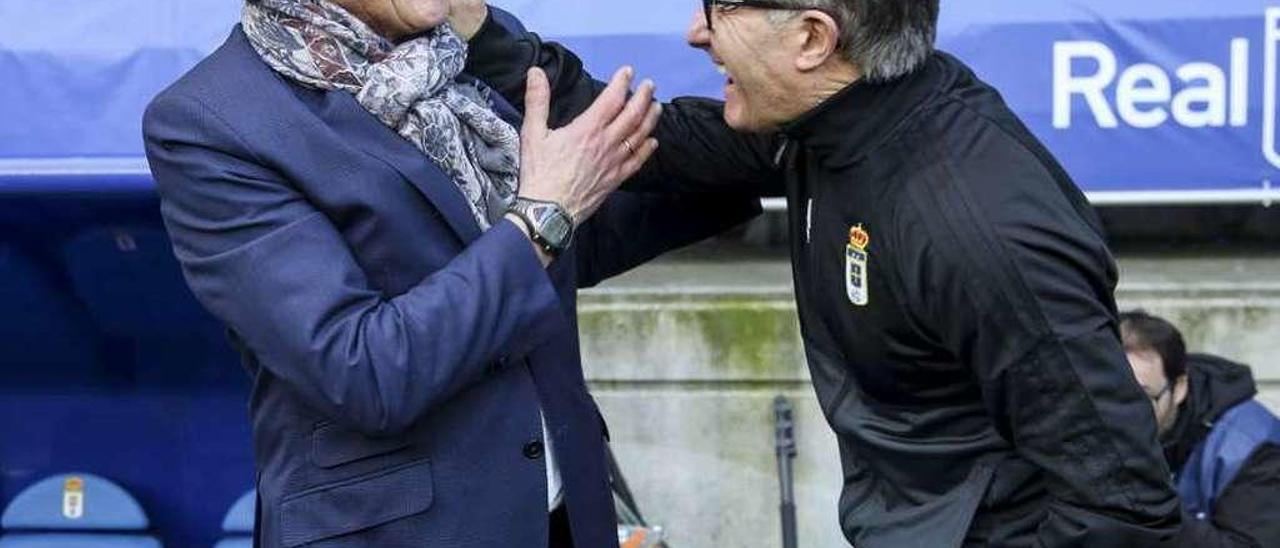 Enrique Martín y Juan Antonio Anquela se saludan afectuosamente antes del Oviedo-Albacete de 2018.