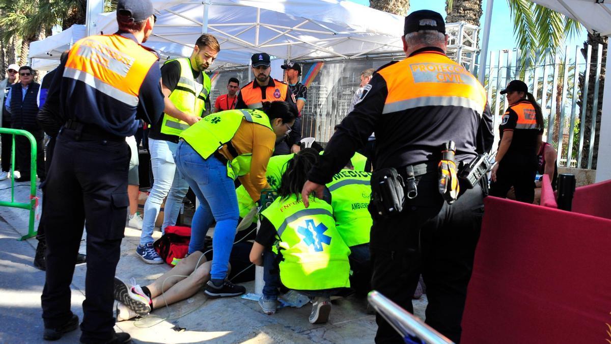 El atleta fallecido, mientras le practicaban el masaje cardio-respiratorio.