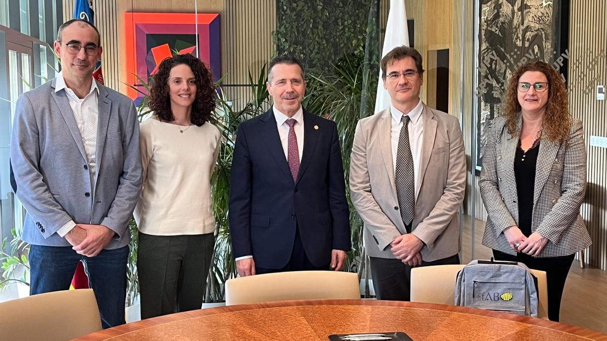 El rector de la UPV, José Capilla, con los fundadores de HYPIC.