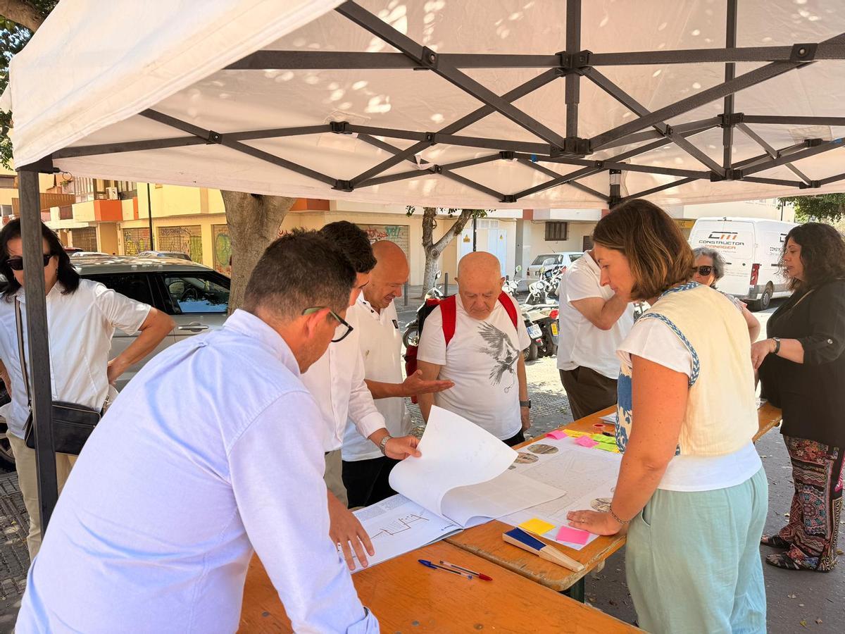 Carpa informativa en la plaza de sa Colomina