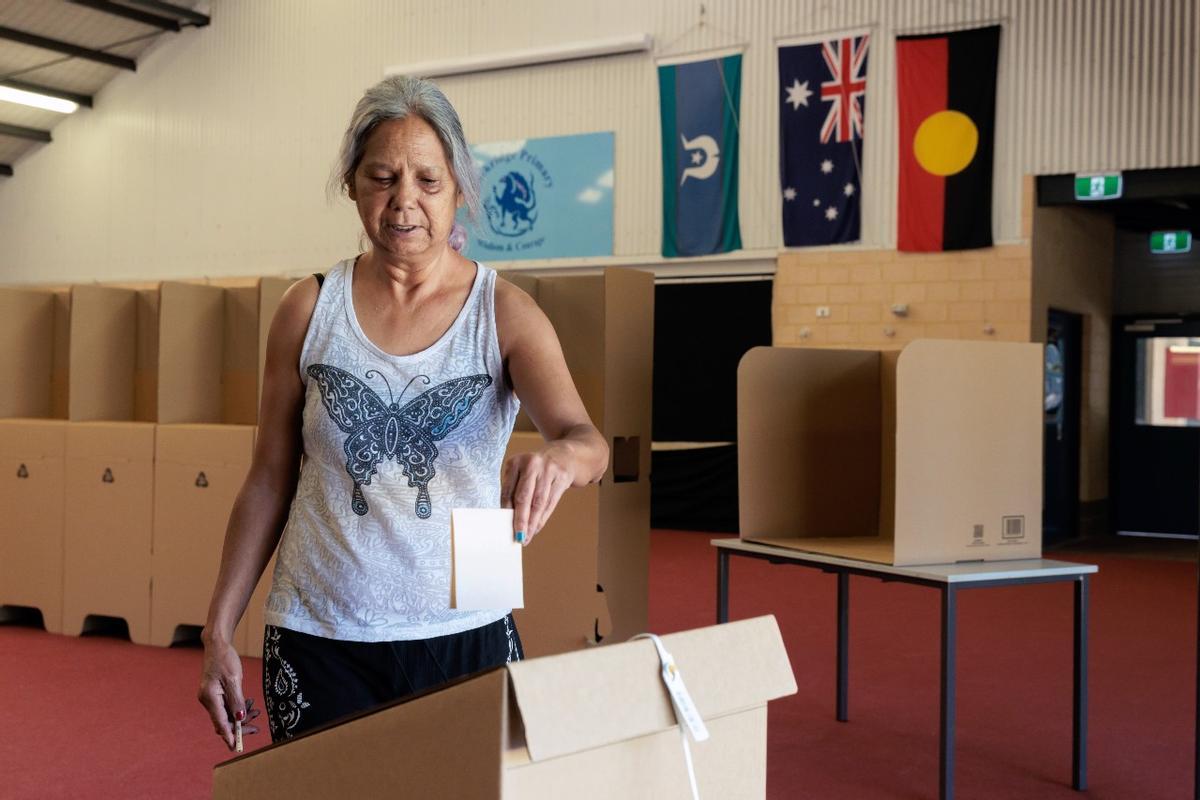 Mujer votando en Perth por el referéndum en Australia