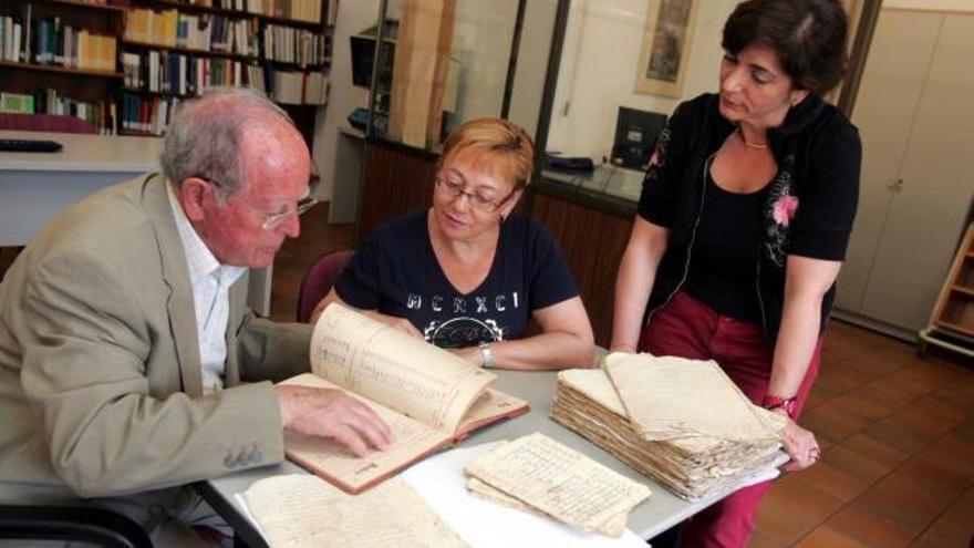 El presidente e la Acequia de Marchena, la edil de Cultura en funciones y la jefa de sección del Archivo Histórico Municipal de Elche.