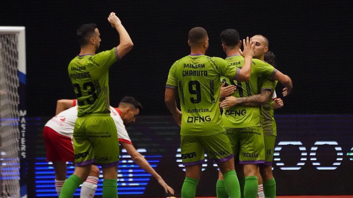 Los jugadores del Palma celebran uno de los goles.