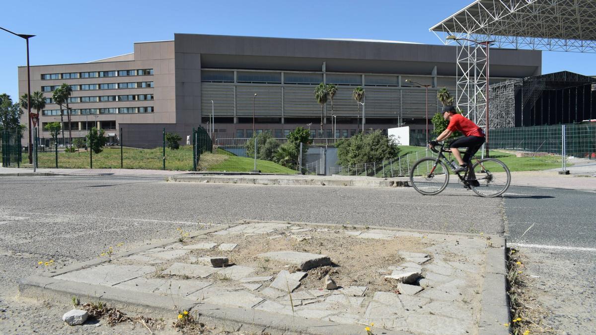 Desperfectos en los accesos al Estadio La Cartuja de Sevilla