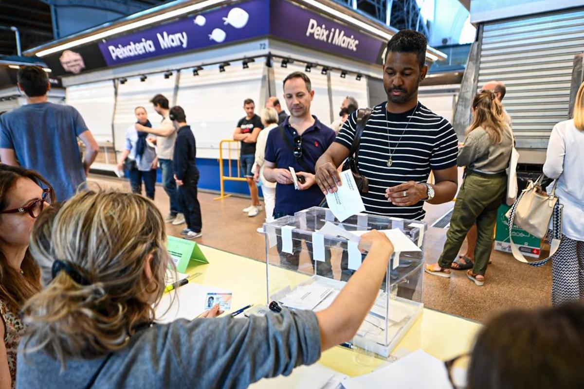 Votaciones en el mercado del Ninot, en Barcelona